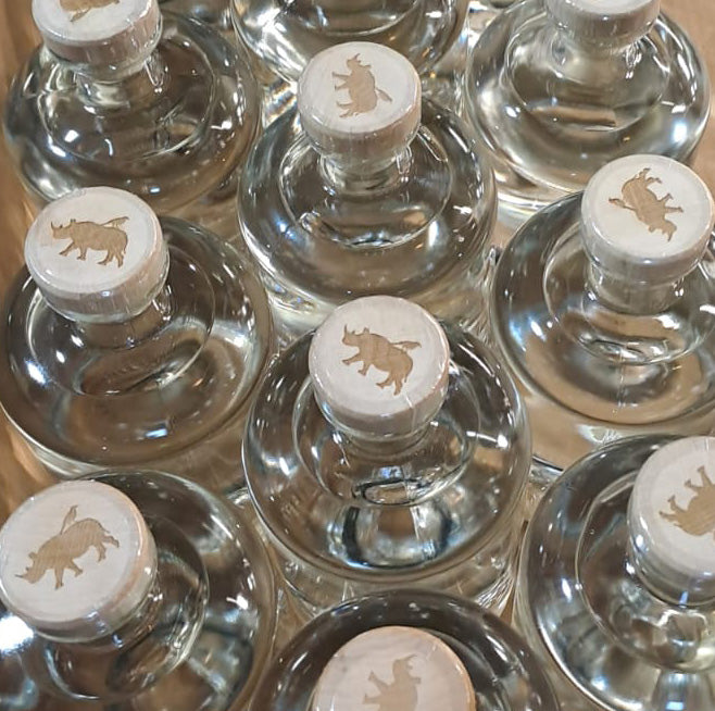 Creating gin in a sustainable way. Using real cork stoppers